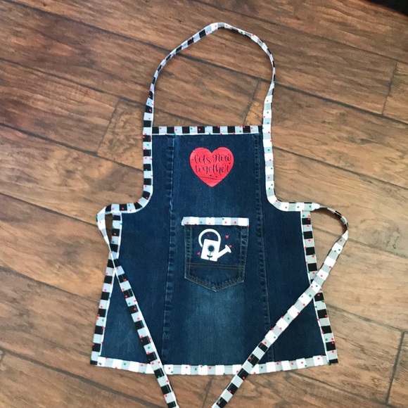 Cute 🥰 Girls Denim Apron - Picture 1 of 4